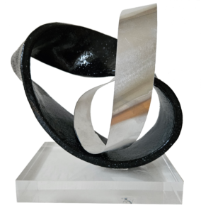 Céramique et aluminium sur plexiglass 20cm x 18cm x 18cm